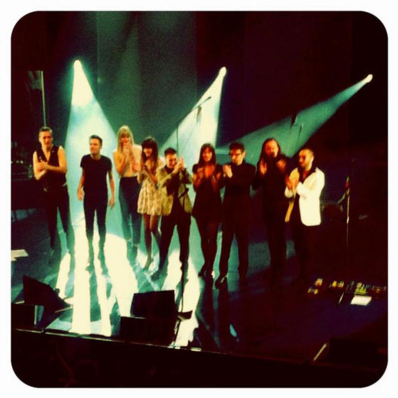 Des fans enthousiastes applaudissant un artiste pop musique français sur scène lors d’un concert intime, montrant le soutien du public et l’ambiance chaleureuse d’une performance live.